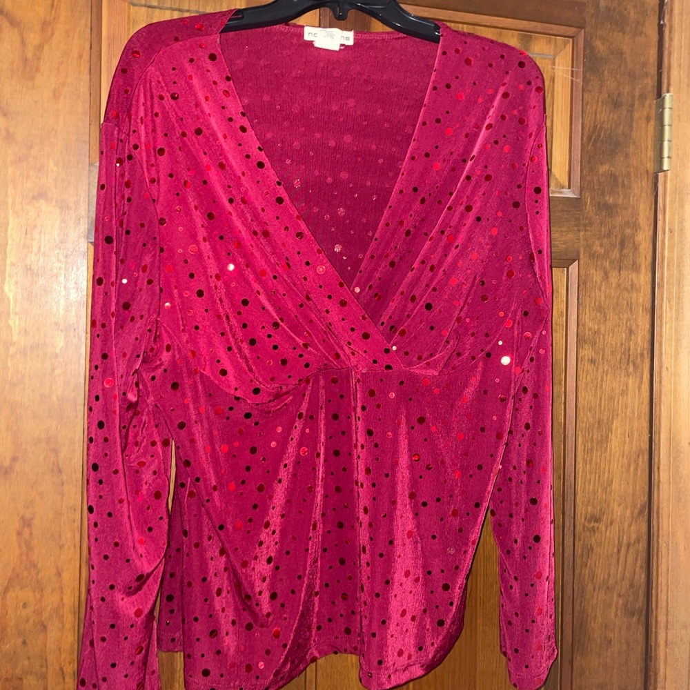 Burgundy V-neck top with sequin polka dots